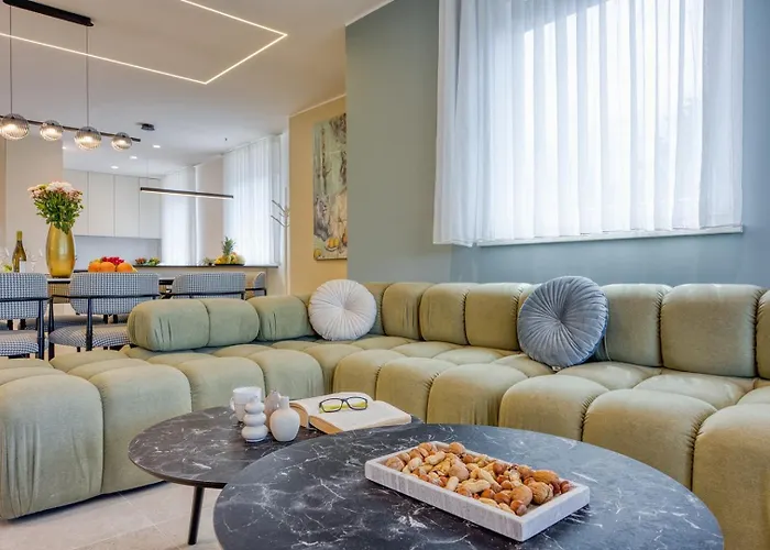 Elisadora Nyaraló *