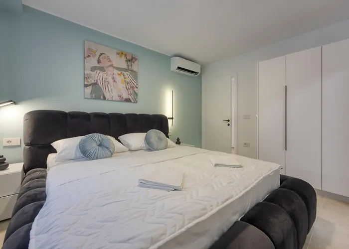 Elisadora Nyaraló *