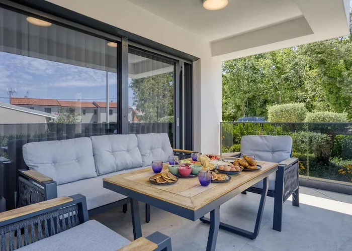 Elisadora Nyaraló *